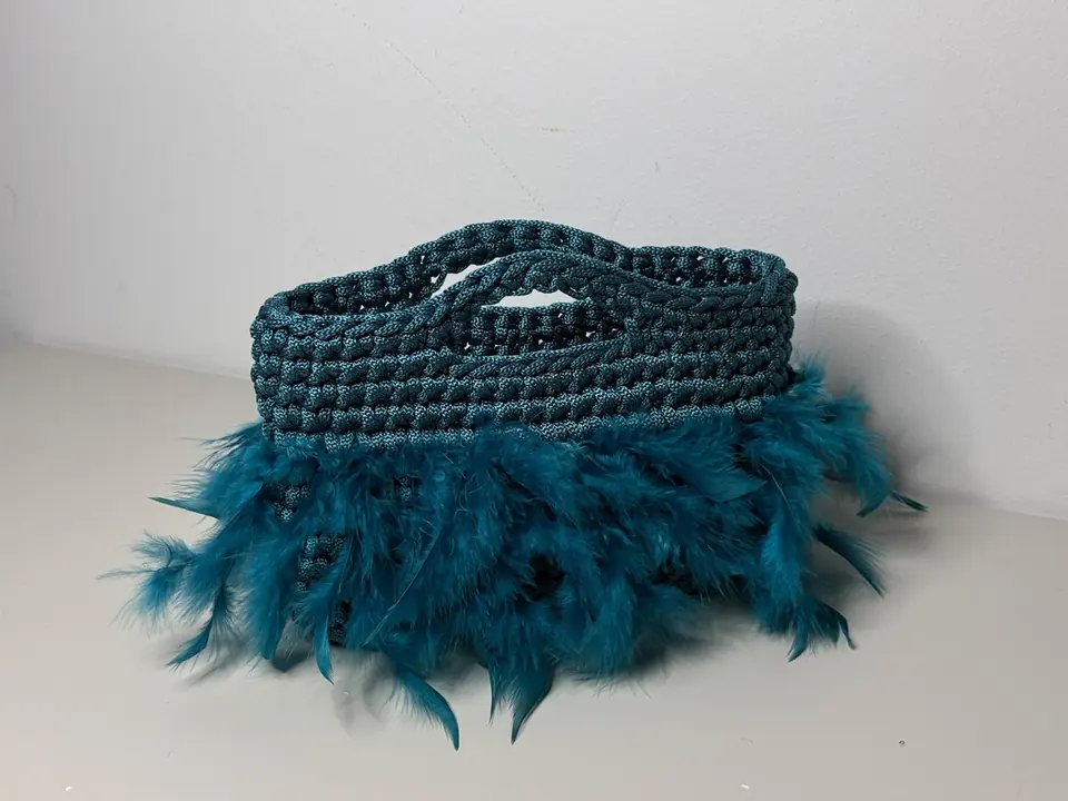 Borsa crochet azzurra in una fotografia editoriale