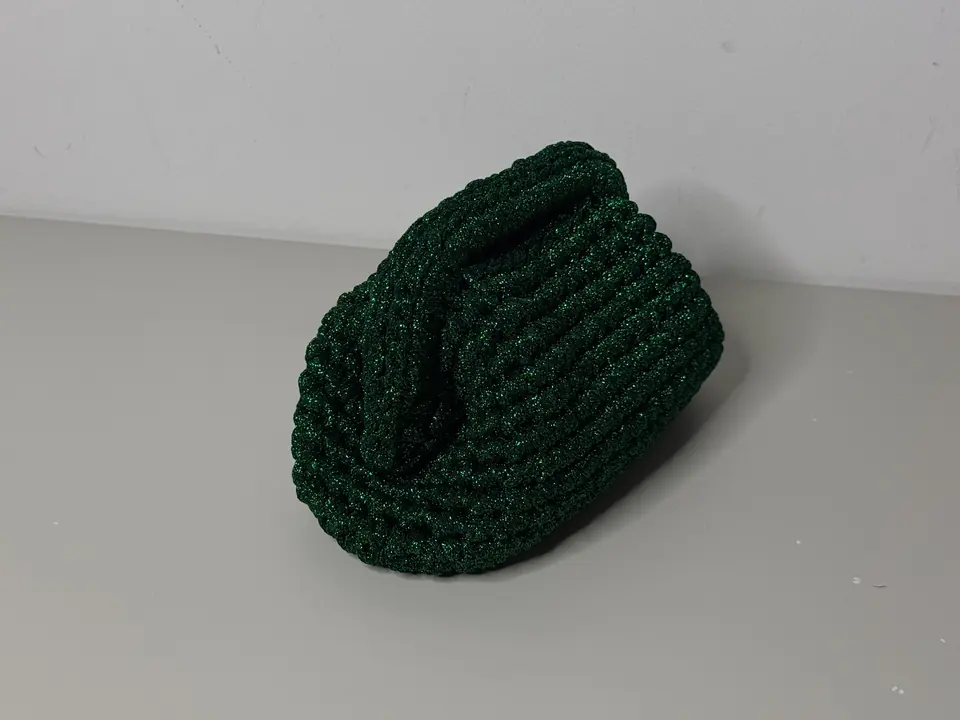 Borsa crochet verde in una fotografia editoriale